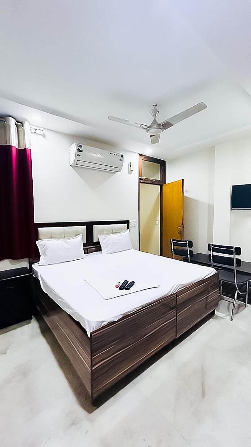 Roomshala 138 Hotel Tourist Palace image