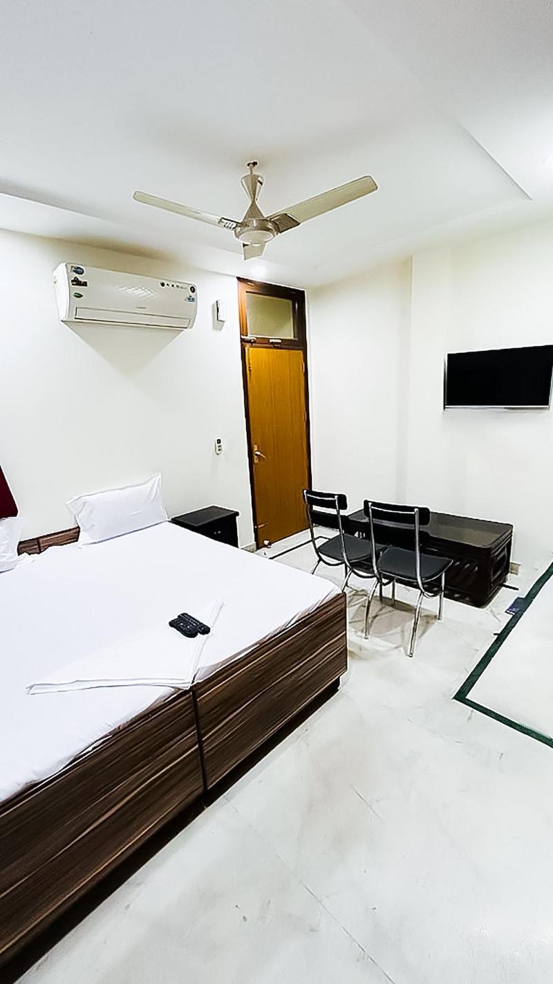 Roomshala 138 Hotel Tourist Palace image