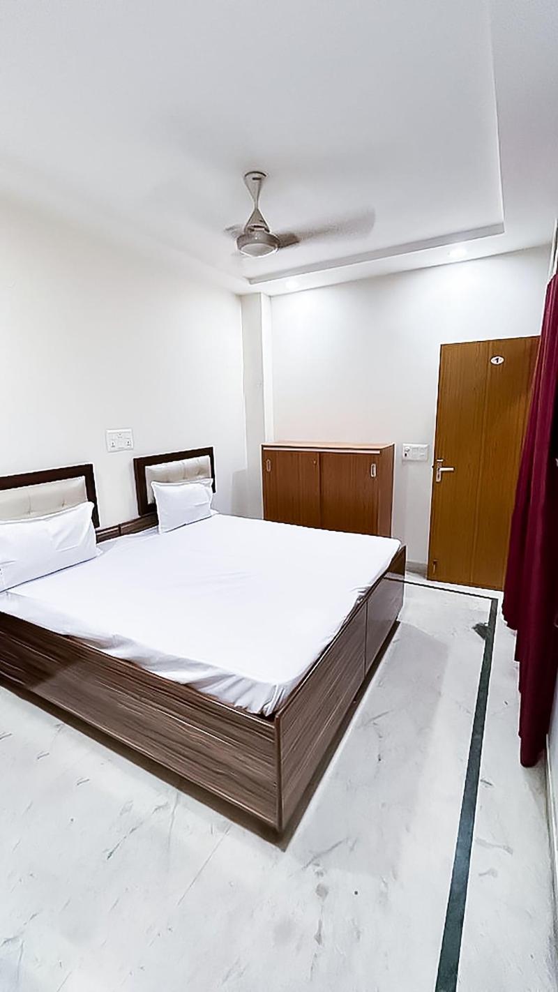 Roomshala 138 Hotel Tourist Palace image