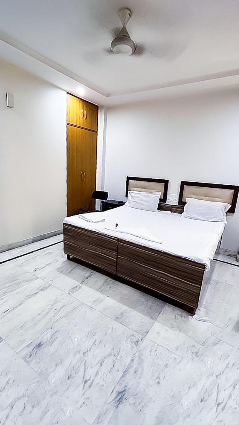 Roomshala 138 Hotel Tourist Palace image
