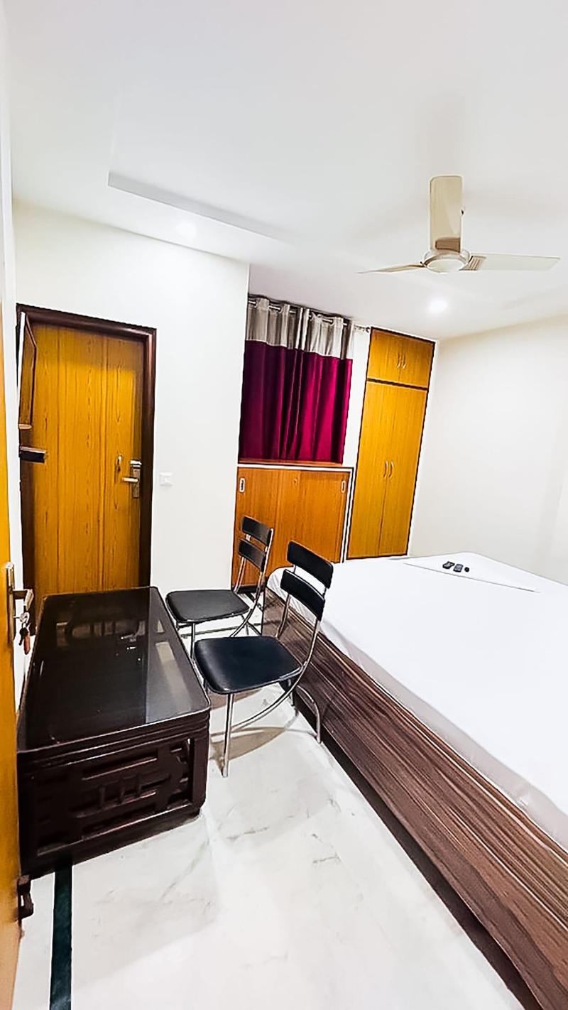 Roomshala 138 Hotel Tourist Palace image