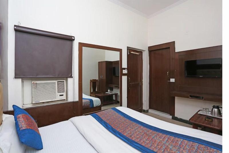 Vishal Hotel By Comfort Rooms image