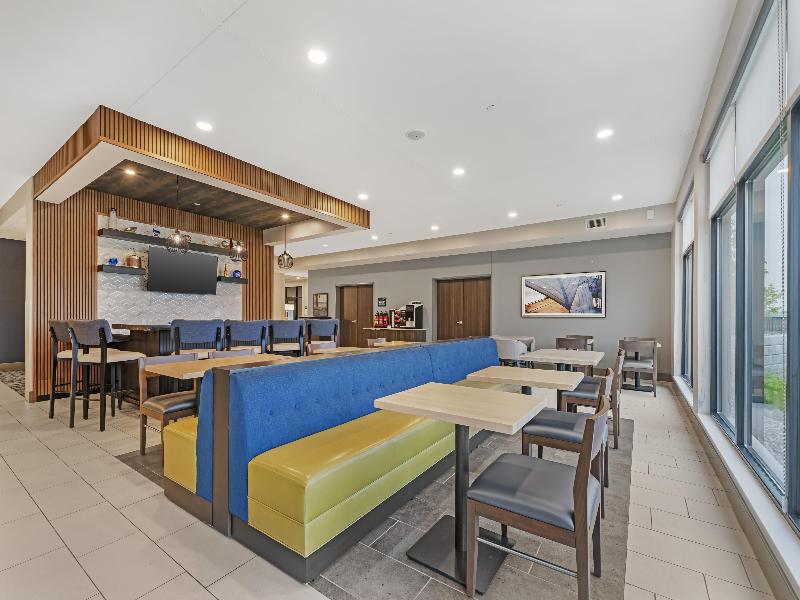 Best Western Plus Marquette Hotel & Suites image