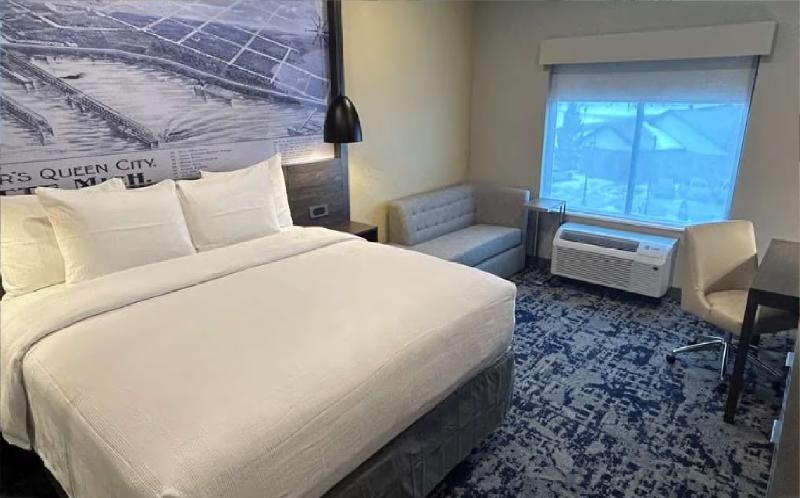 Best Western Plus Marquette Hotel & Suites image