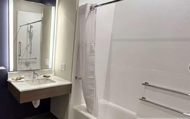 Best Western Plus Marquette Hotel & Suites image