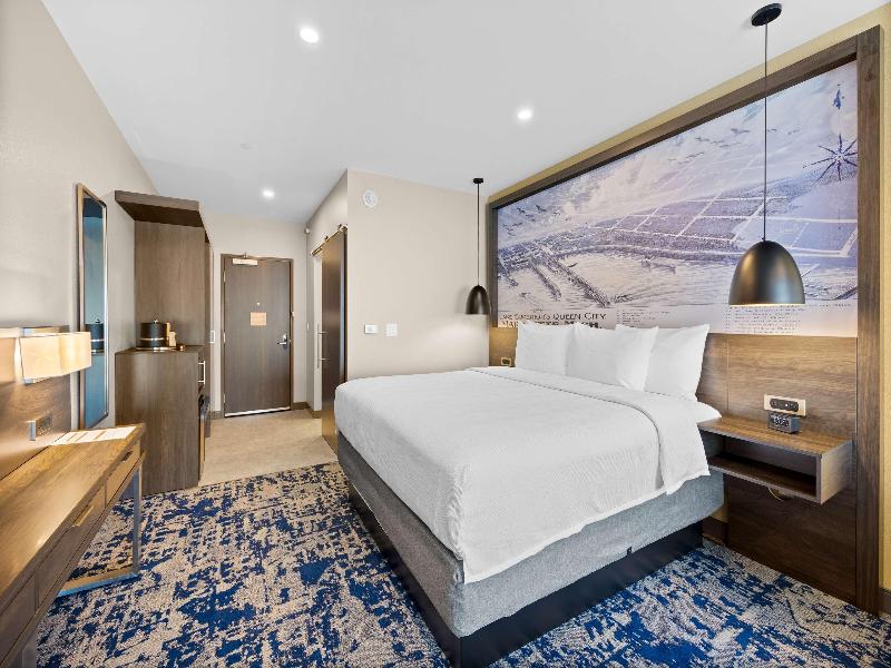 Best Western Plus Marquette Hotel & Suites image