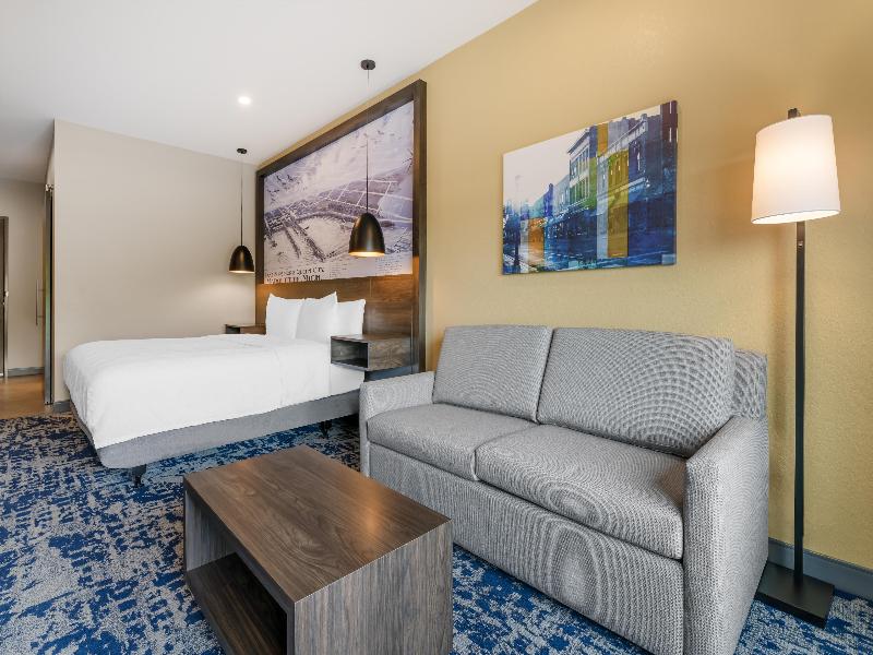 Best Western Plus Marquette Hotel & Suites image