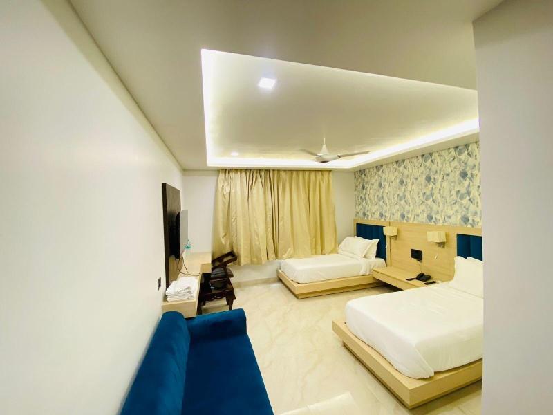 Hotel Holiday Grand Near Expo Mart image