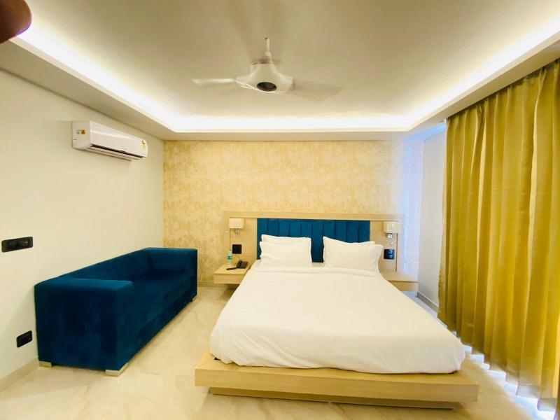 Hotel Holiday Grand Near Expo Mart image