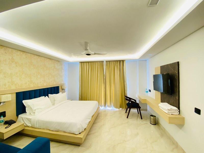 Hotel Holiday Grand Near Expo Mart image