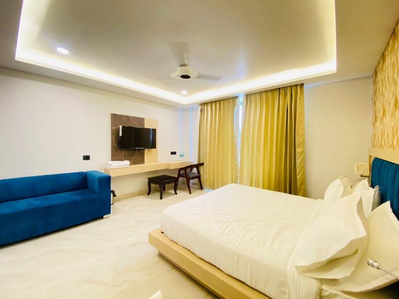 Hotel Holiday Grand Near Expo Mart image