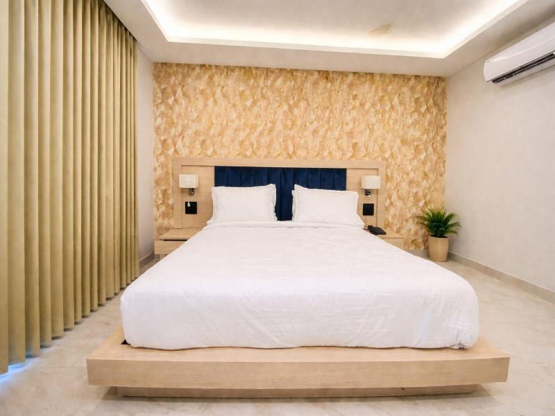 Hotel Holiday Grand Near Expo Mart image