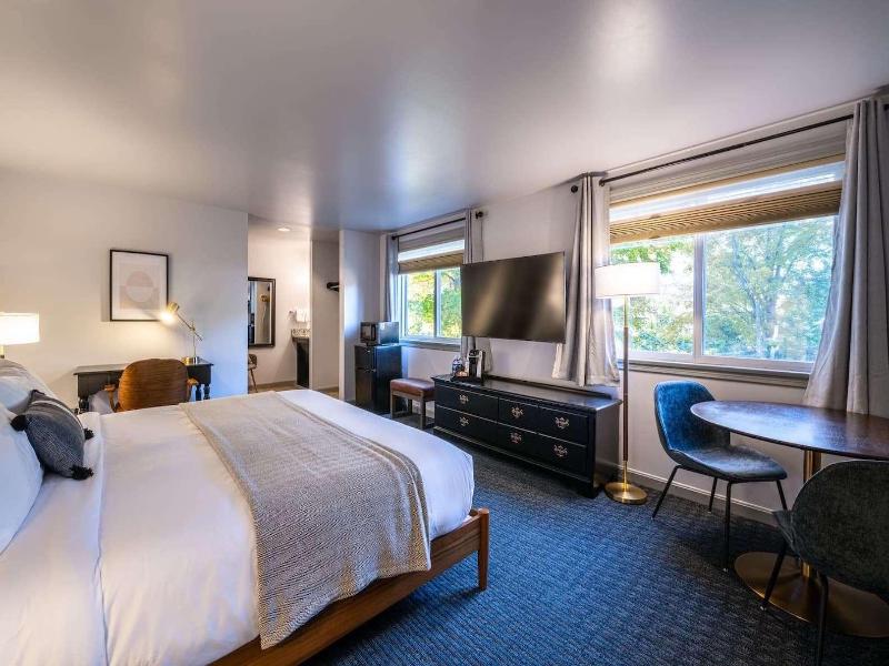 Riverhouse by Weekender image