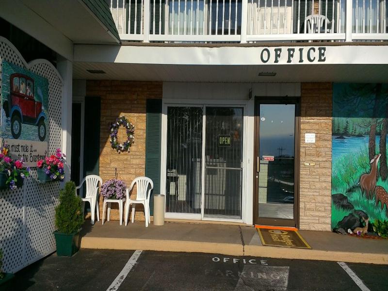 Brentwood Motor Inn image