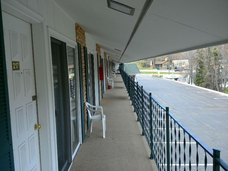 Brentwood Motor Inn image