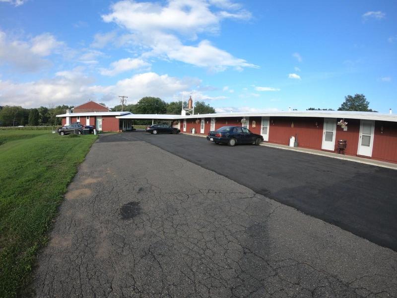 Copper Lantern Motor Lodge image