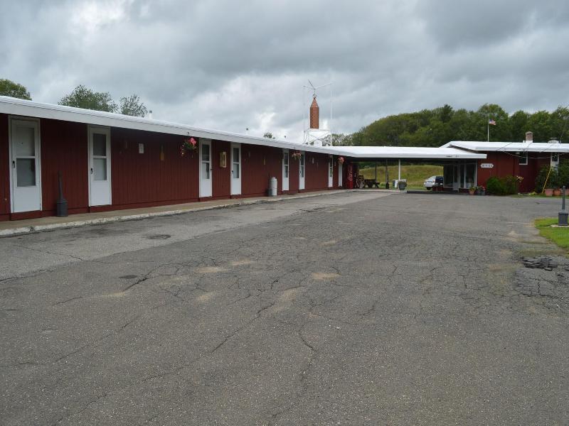 Copper Lantern Motor Lodge image