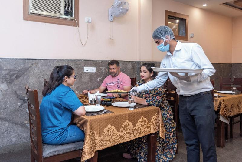 Hotel Royal Inn Igi image