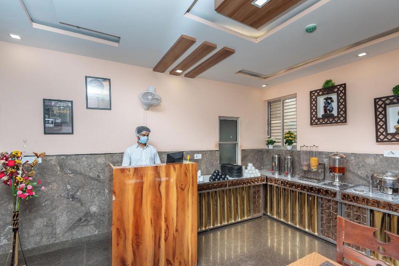 Hotel Royal Inn Igi image