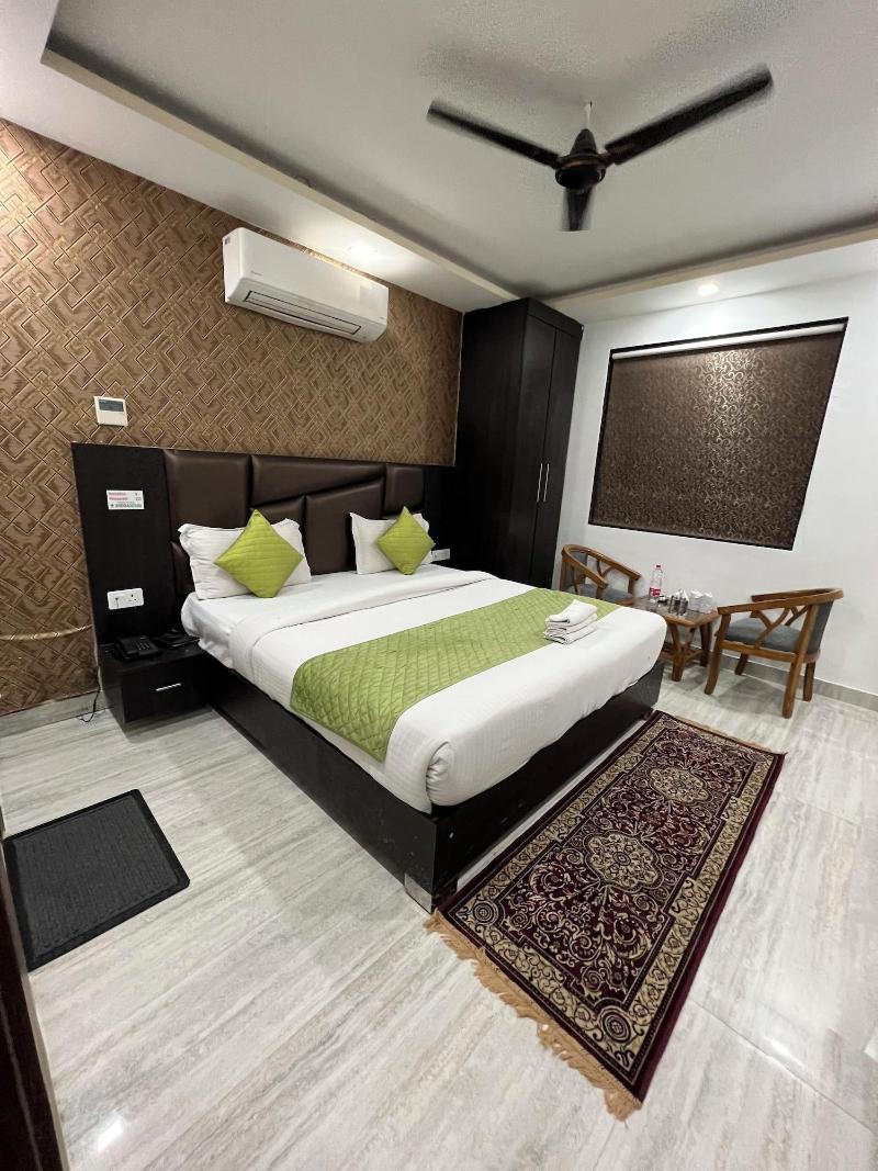 Hotel Royal Inn Igi image