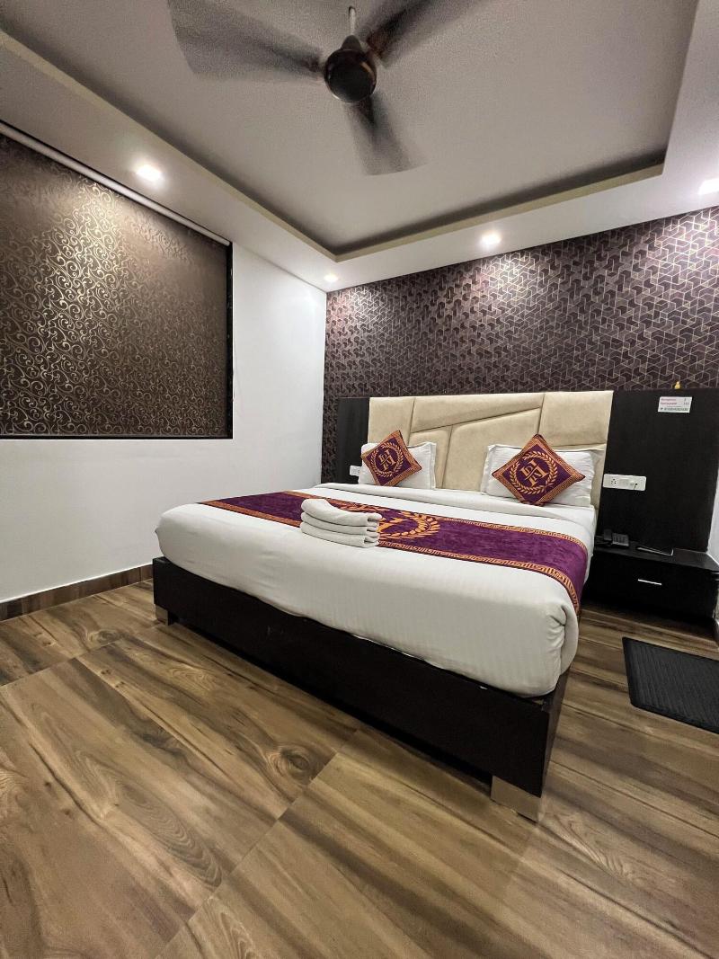 Hotel Royal Inn Igi image