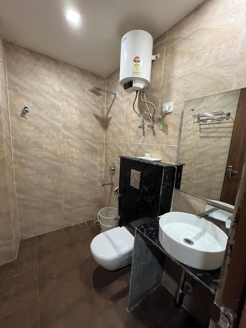 Hotel Royal Inn Igi image