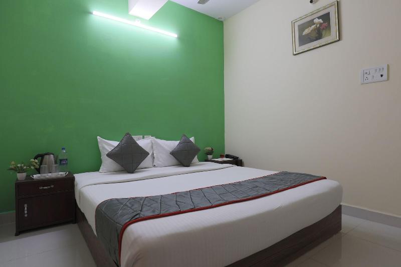 Green Tree Hotel image