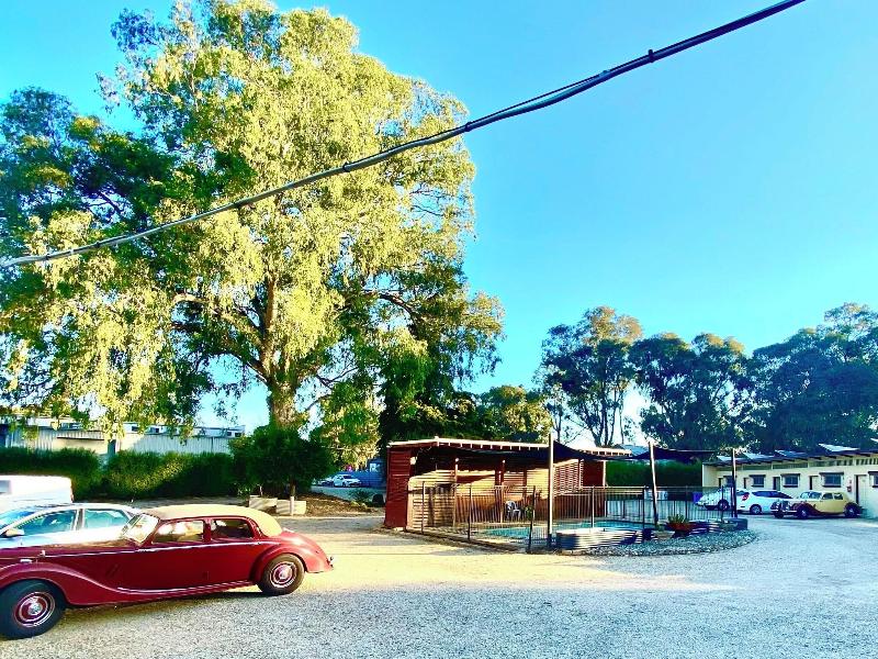 Auto Lodge Motor Inn image