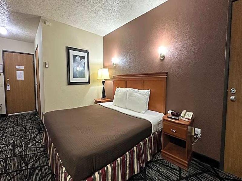 Woodland Inn Suites image 3