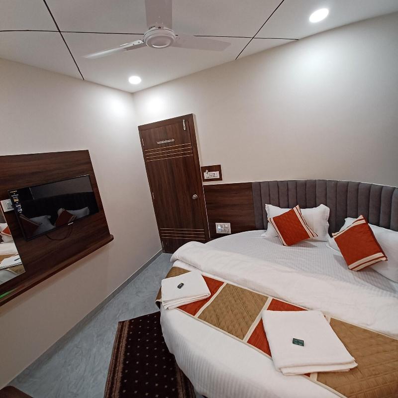 Hotel Leela Palace image