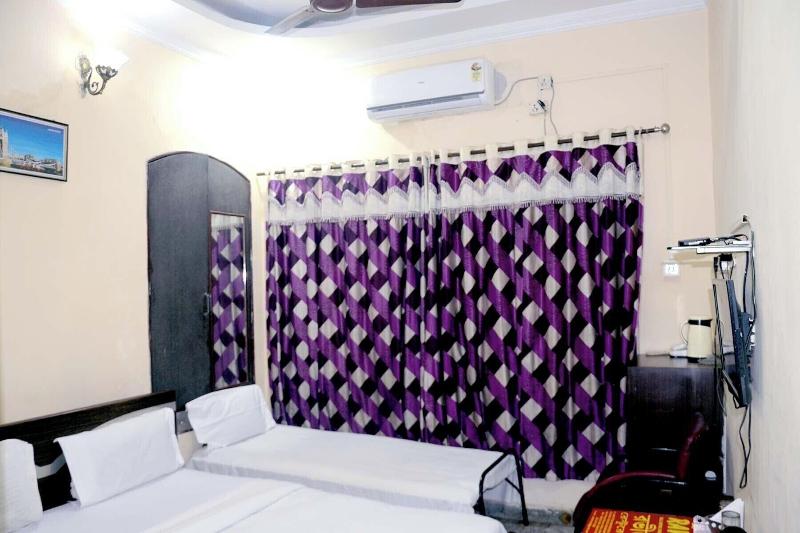 Raviz Inn image