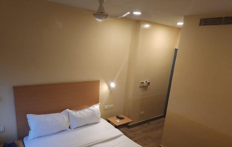 Hotel Consulate By Bookmerihotel image