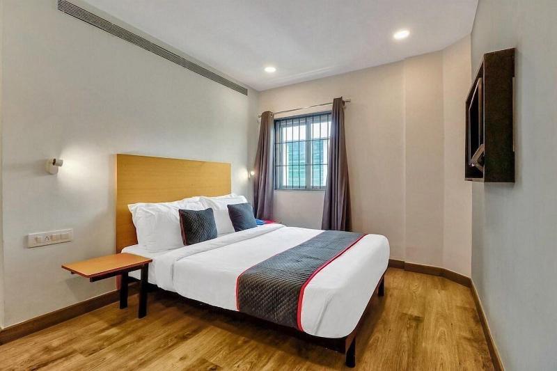 Hotel Consulate By Bookmerihotel image