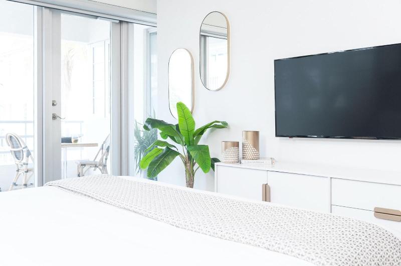 Luxuri Suites image
