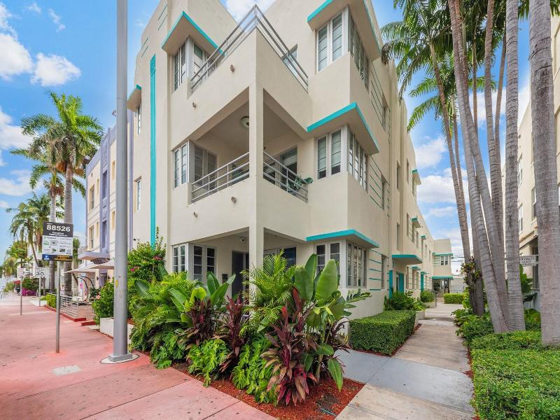 Luxuri Suites image