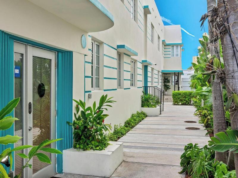 Luxuri Suites image