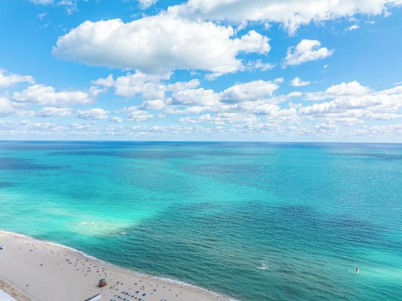 Luxuri Suites image