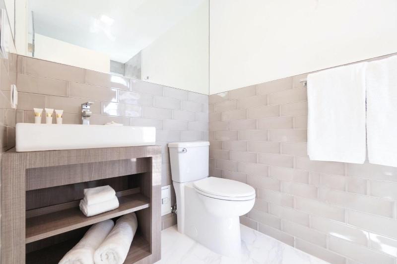 Luxuri Suites image