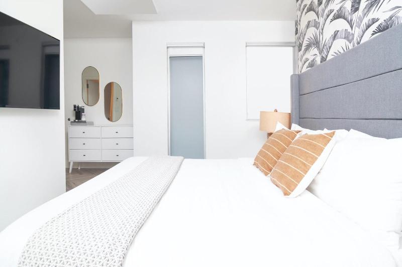Luxuri Suites image