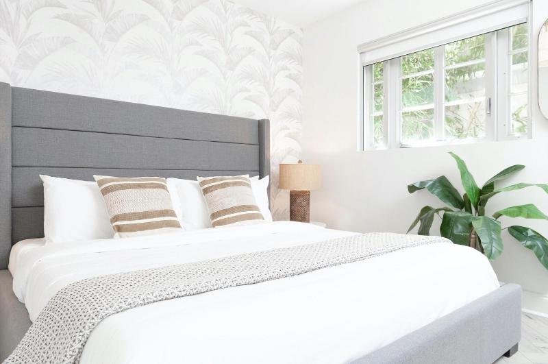 Luxuri Suites image