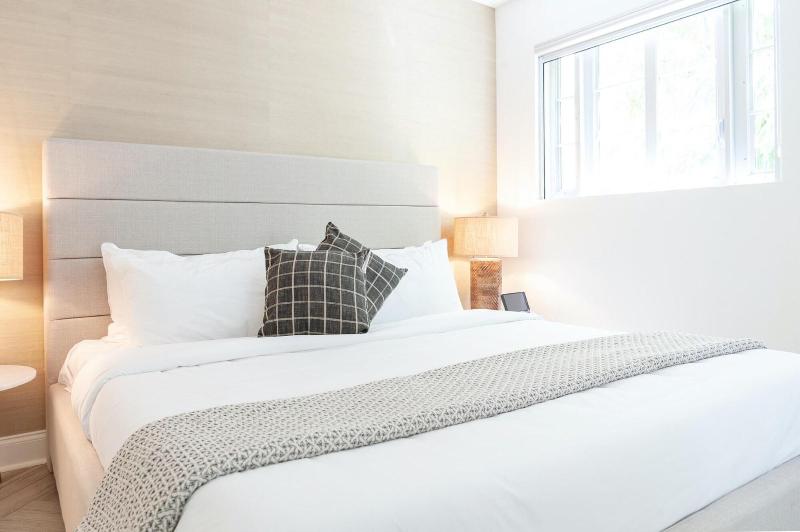 Luxuri Suites image