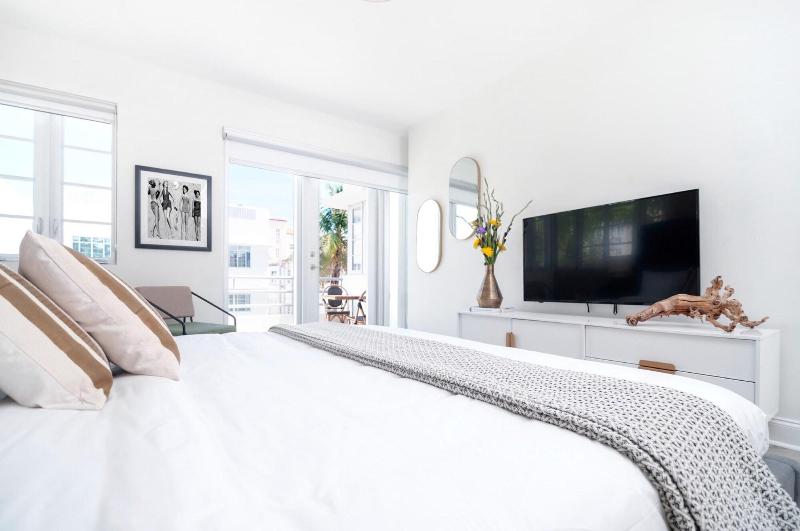 Luxuri Suites image