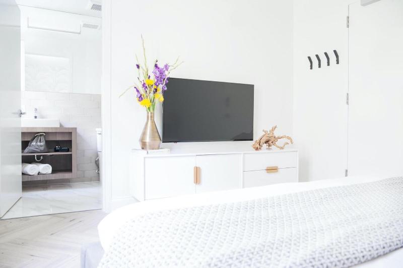 Luxuri Suites image