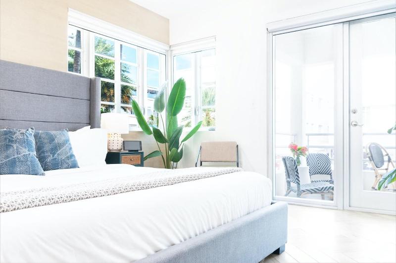 Luxuri Suites image
