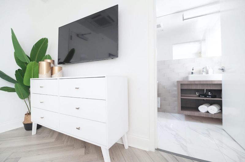 Luxuri Suites image