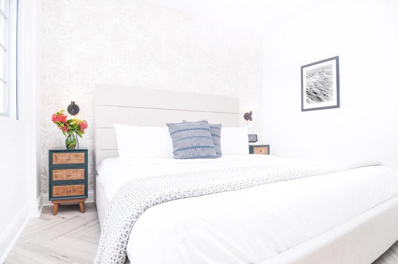 Luxuri Suites image
