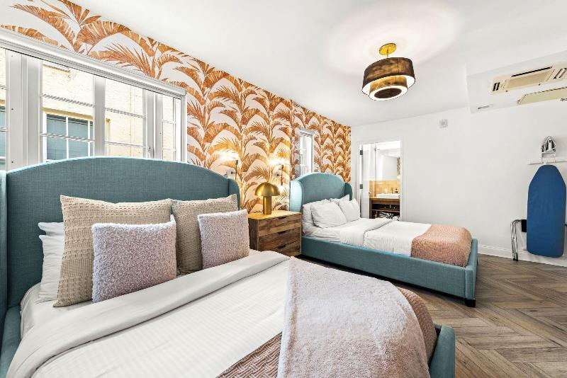 Luxuri Suites image