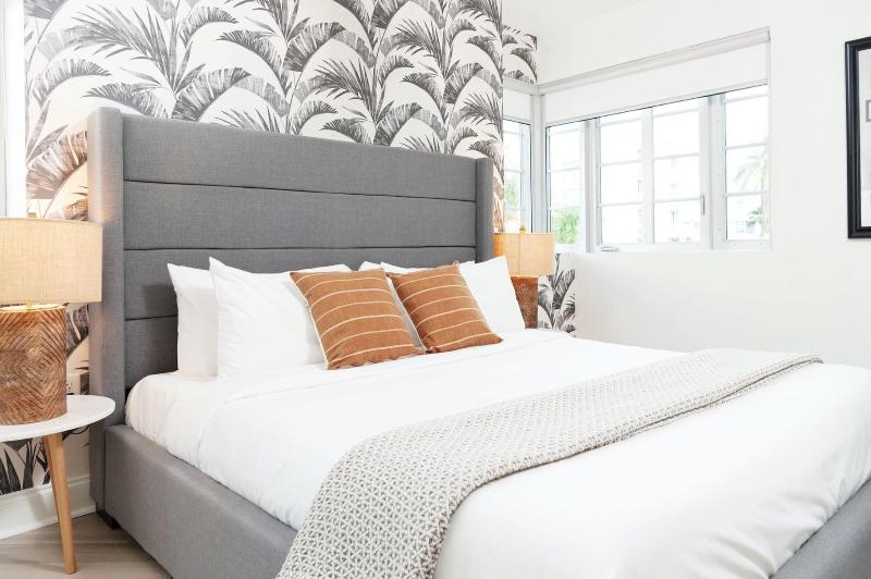 Luxuri Suites image