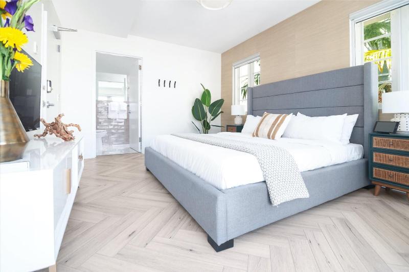 Luxuri Suites image