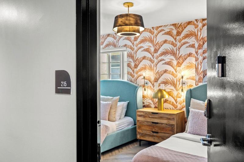 Luxuri Suites image